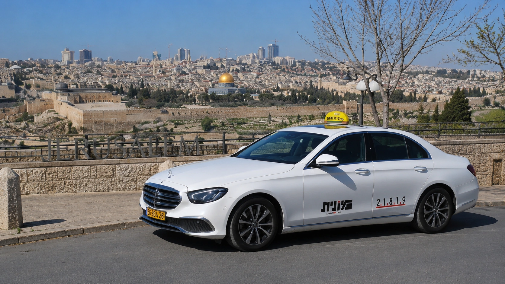 מונית ליד תצפית על ירושלים